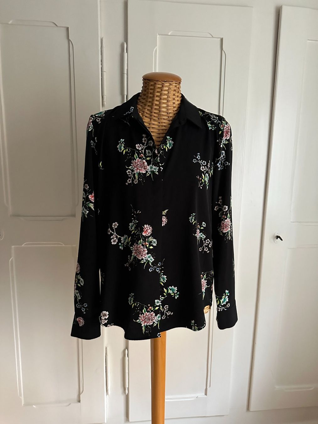 H&M Chemisiers: Bluse schwarz geblümt 34 – D'occasion à Zürich par Diazaio