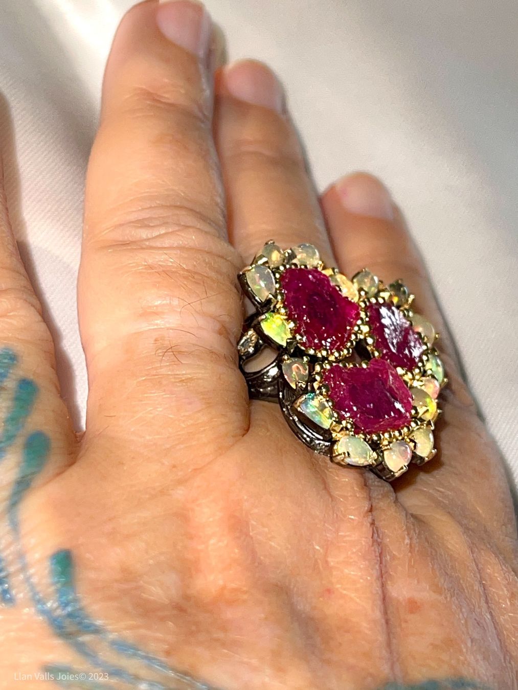 Llan Valls Joies Anelli: Natural Rough Ruby Slabs & Opals Black Rhodium SS925 Ring – Nuovo (secondo la descrizione) da Birsfelden venduto da Brut 7