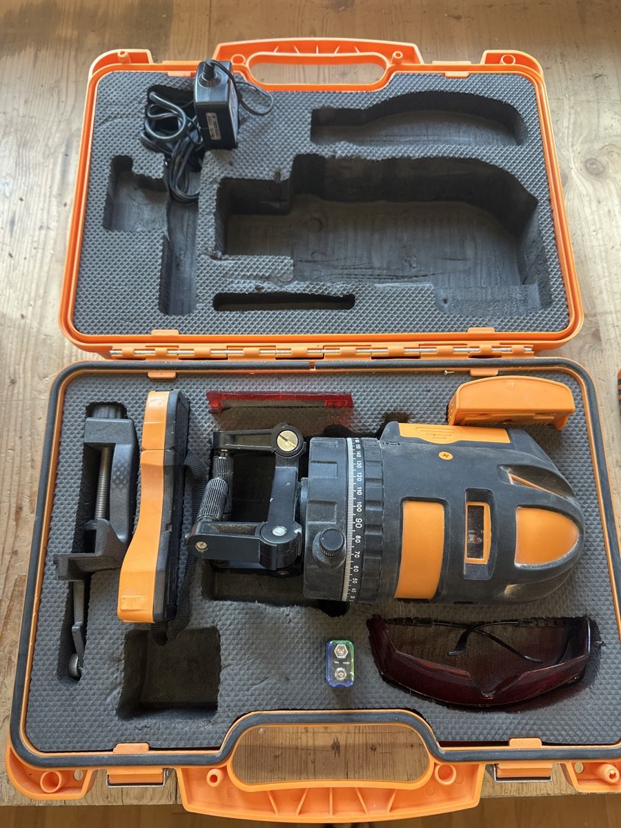 Misurare: WBH Multiliner Nivelliergerät Laser mit Stativ – Usato da Ringgenberg BE venduto da nordwind.