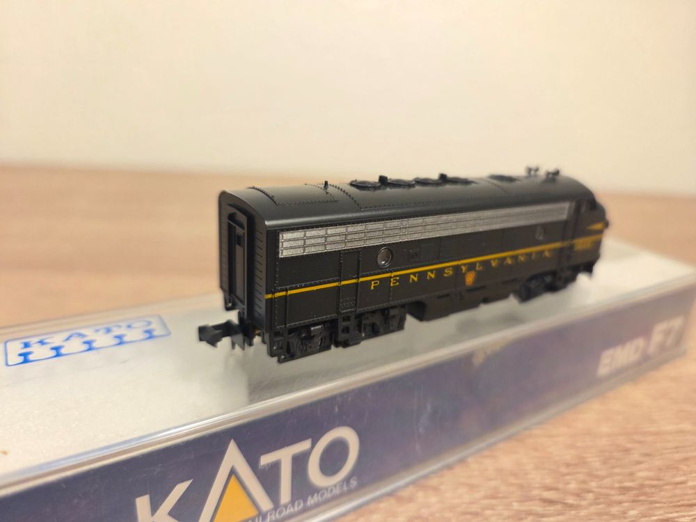 Kato H0 373006 – EMD GP35 Santa Fe #3364 – Locomotive Diesel époque IV – Édition Limitée – Modélisme Ferroviaire