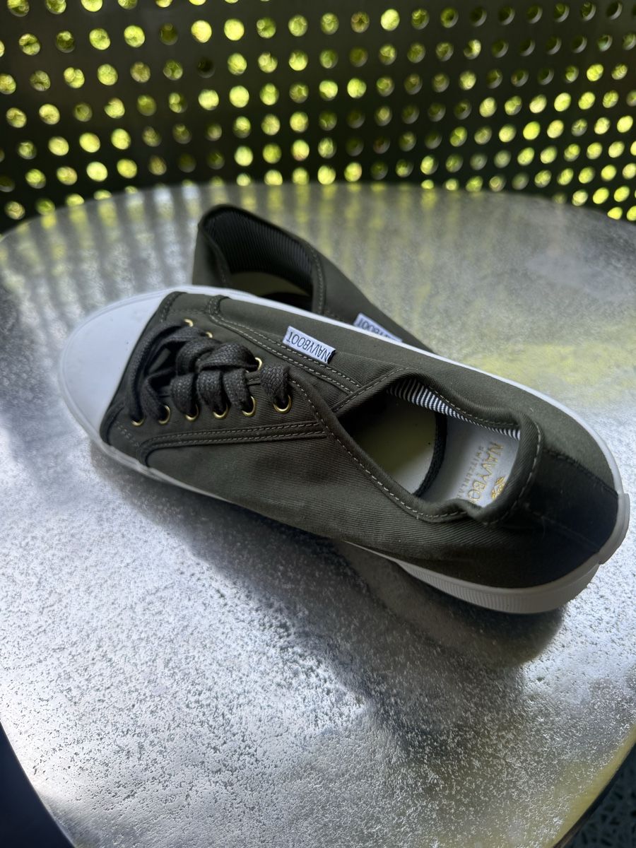 Navyboot Scarpe da donna: Chic Khaki Navyboot Sneakers - Perfect for Spring Walks! – Nuovo (secondo la descrizione) da Zürich venduto da pinish 3