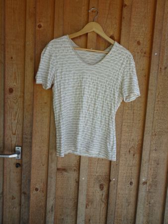 Hübsches beige-weisses T'shirt Gr. M - M52
