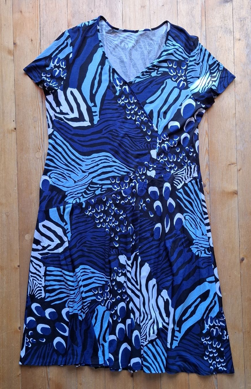 Vestiti: Kleid mit V-Ausschnitt Grösse 46 – Nuovo (secondo la descrizione) da Pagig venduto da Spring14