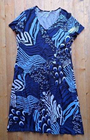 Kleid mit V-Ausschnitt Grösse 46