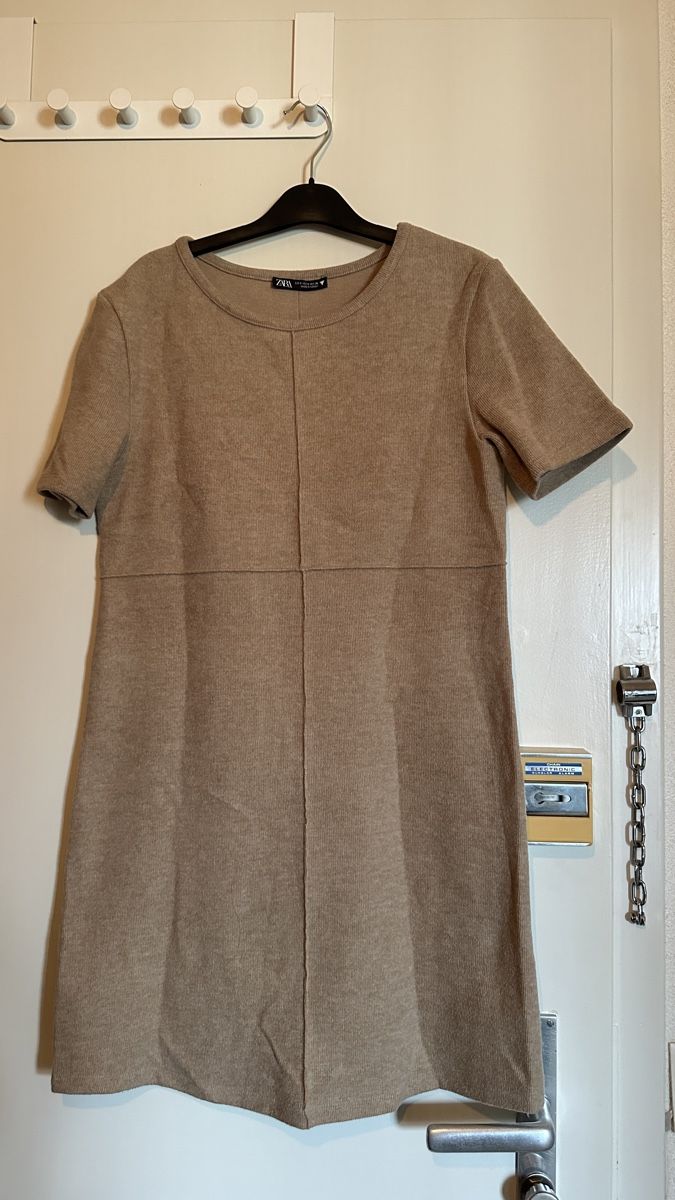 Zara Robes: Zara robe beige taille S – D'occasion à Bulle par LeMoleson