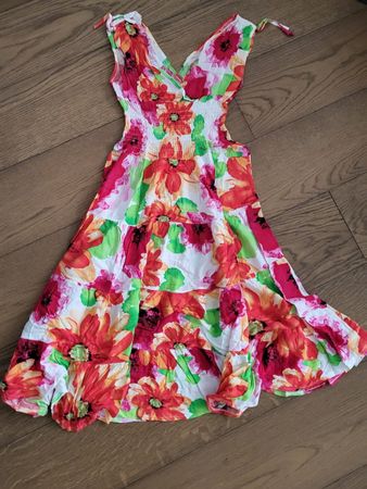 Sommerliches Blumenkleid, Grösse S-M, wie neu!!