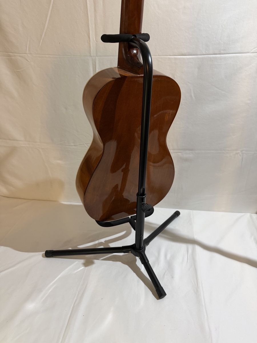 Strumenti musicali: Gitarre inkl. Ständer   – Usato da Oberwil BL venduto da Hariva 2