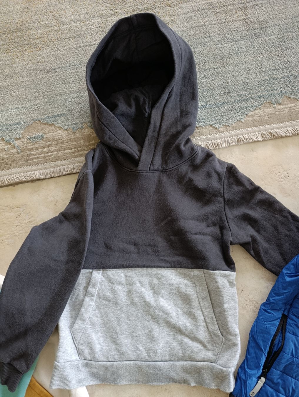 Lotti di vestiti: LOT 2 PULLS + VESTE DOUDOUNE 6-7ANS – Usato da Sierre venduto da shirley04 2