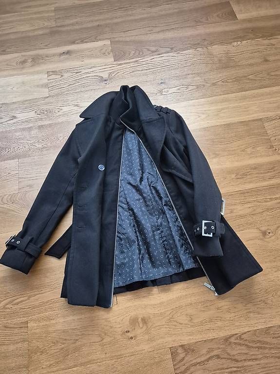 Guess Cappotti: Guess Mantel – Usato da Feusisberg venduto da cts_55rn 1