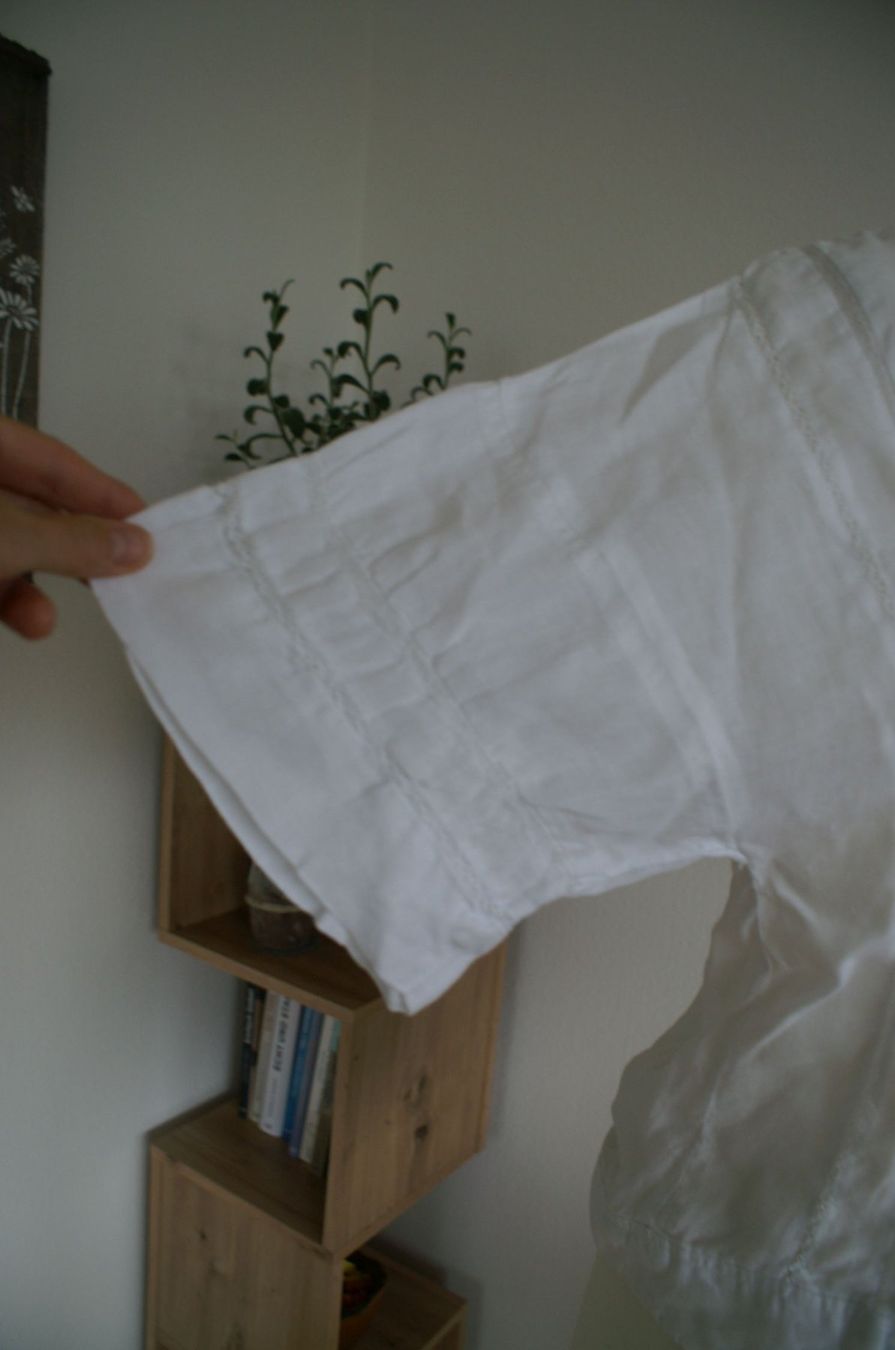 Blusen: kurze weisse Leinenbluse mit feinen Spitzen, Gr. S/M? – Gebraucht aus Grüt (Gossau ZH) von  3