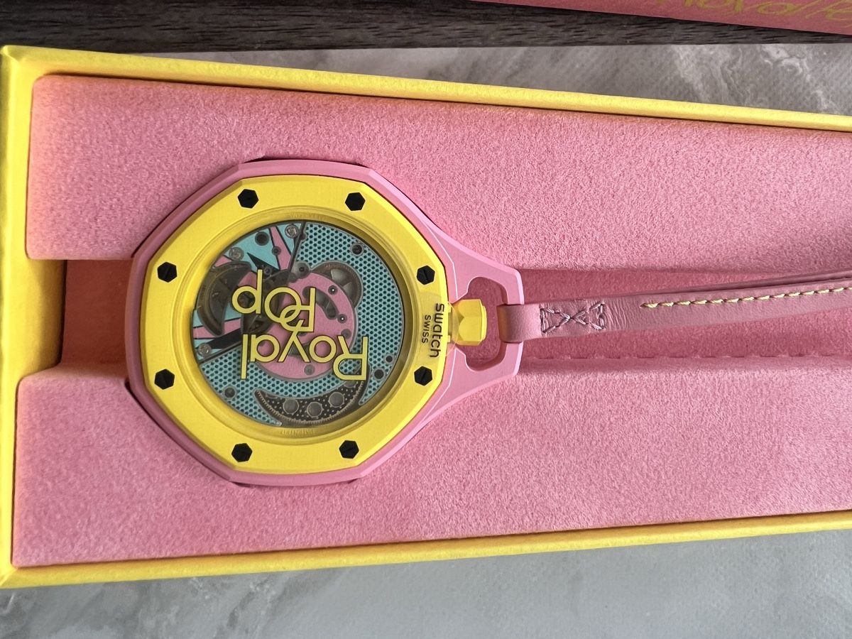 Audemars Piguet Orologi: Swatch Royal Pop Otg. Roz – Nuovo e nell'imballaggio originale da Biel/Bienne venduto da DEGRIFE 1