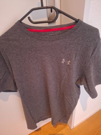 Graues Under Armour T-Shirt, Grösse M, ideal für Sport!