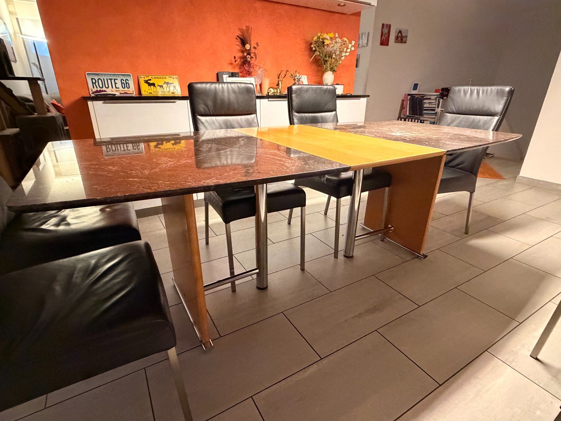 Tavoli: Table en pierre naturelle (granit) – Usato da Bulle venduto da pobe 1