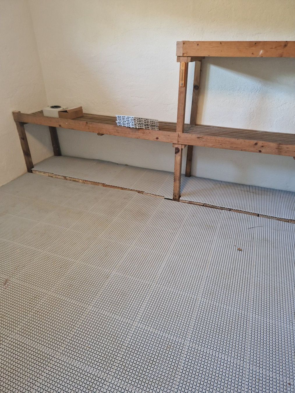 Revêtements de sol: Kunststoff-Klickfliesen / Bodenplatten 14 m2 – D'occasion à Ostermundigen par Wingels