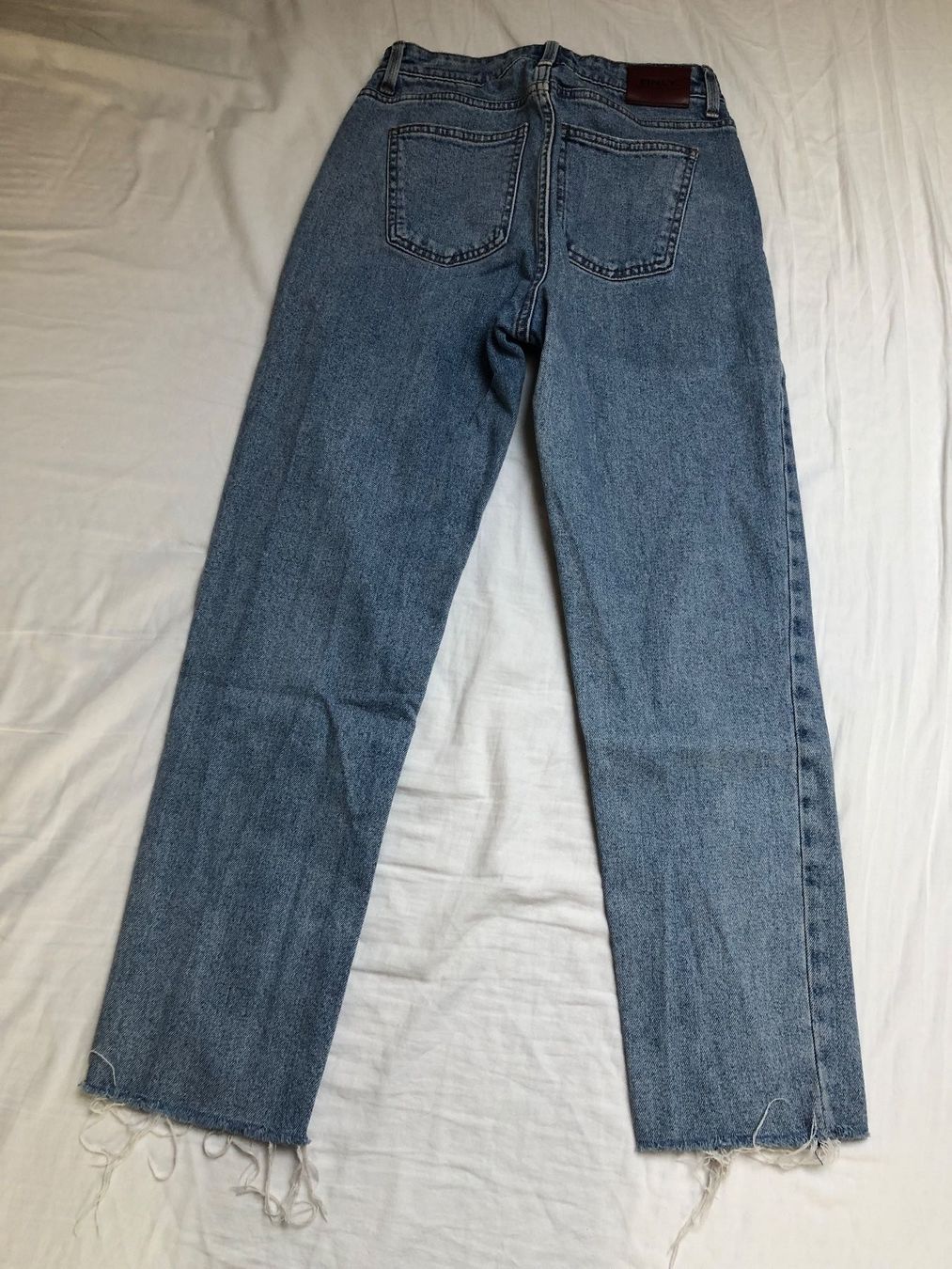 Only Jeans: ONLY Mom Jeans Rawcut W27 L34 Light Blue – Gebraucht aus St-Aubin FR von Tiweety 1