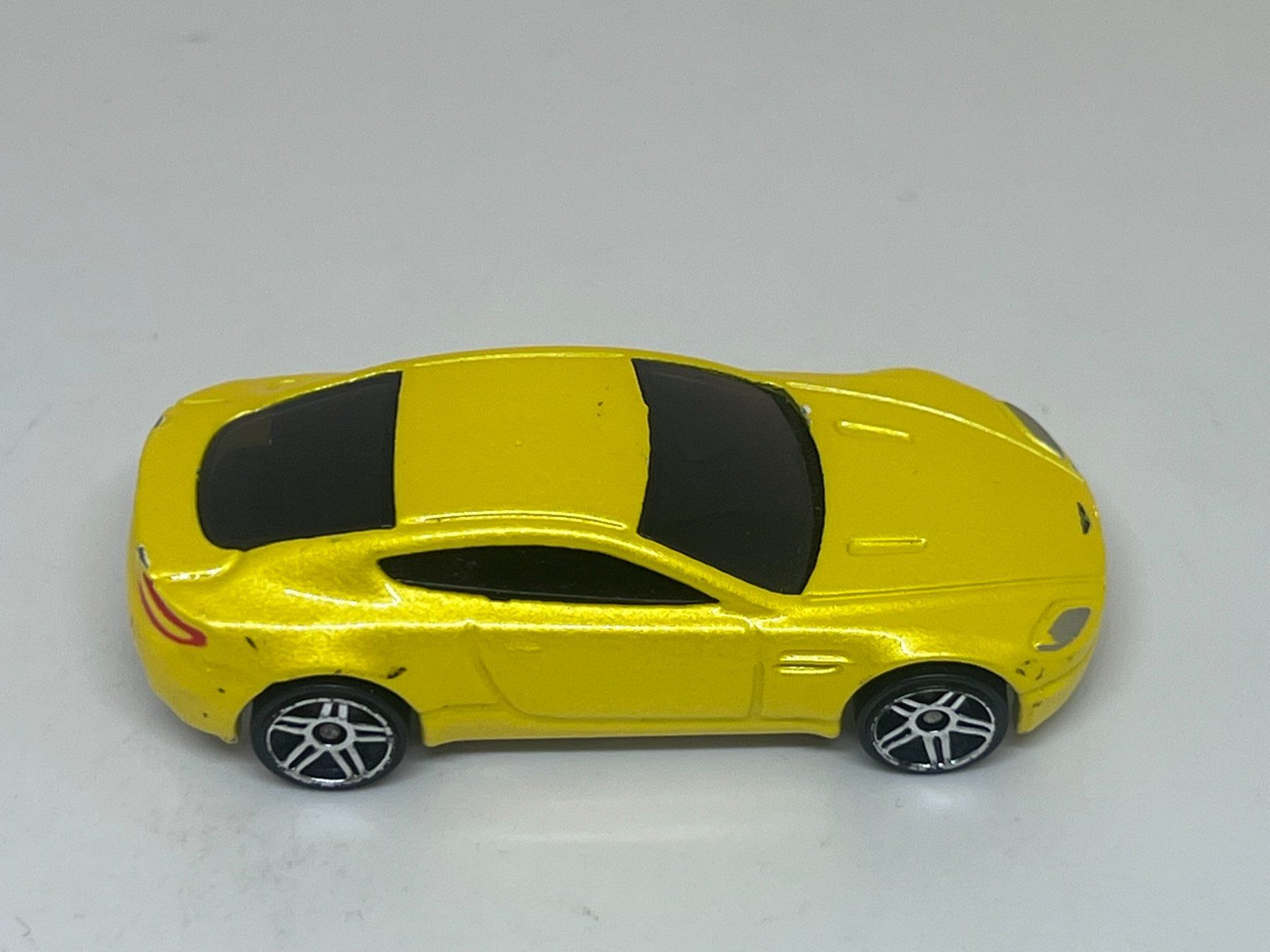 Hot Wheels Modellini d'auto: Hot Wheels Aston Martin V8 Vantage #15 – Usato da Wildegg venduto da LaaBoutique 1