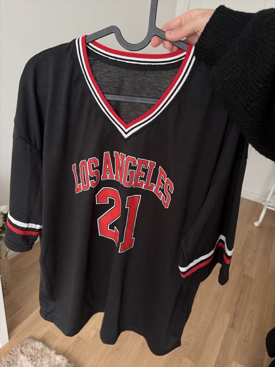 Shein T-shirt: T-Shirt – Nuovo (secondo la descrizione) da Basel venduto da SaraaaS060201