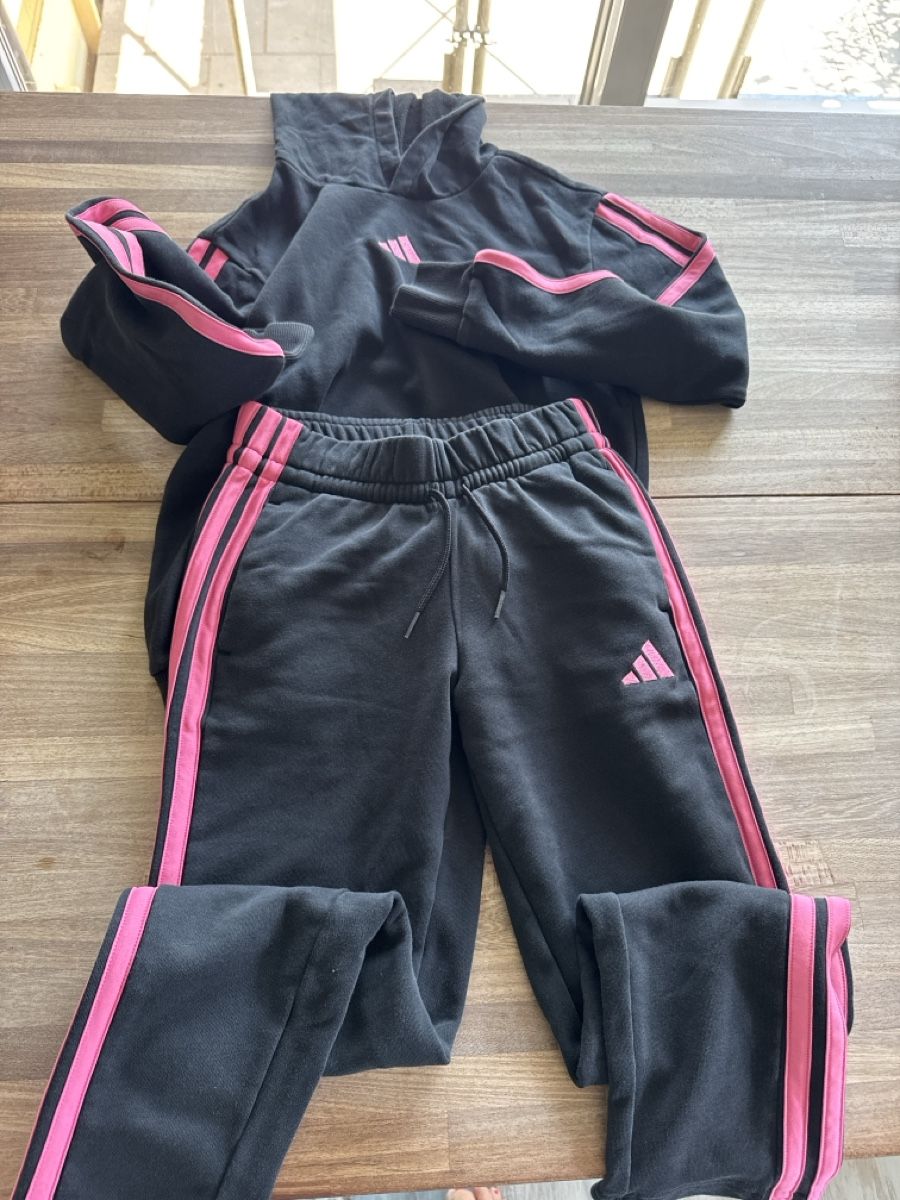 Adidas Kleiderpakete & -sets: Adidas Traineranzug 140/152 – Gebraucht aus Hägendorf von laumatt