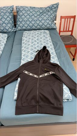 Nike Kapuzenjacke schwarz mit Reissverschluss neuwertig
