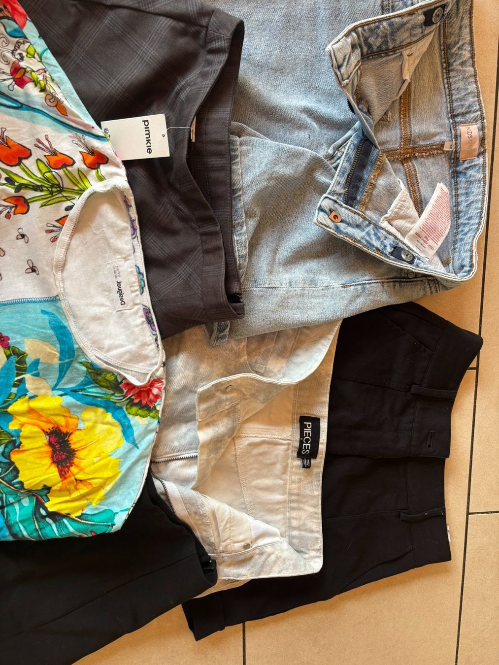 Kleiderpakete & -sets: Lot Eté fille Taille S – Gebraucht aus Chevenez von Paddy73