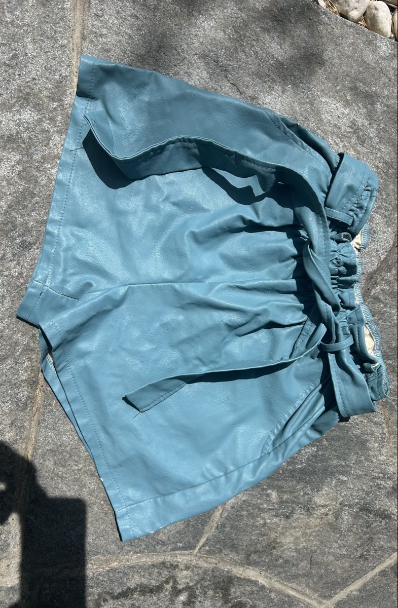 Pantaloni: Summer Shorts – Usato da Basel venduto da Kha__4