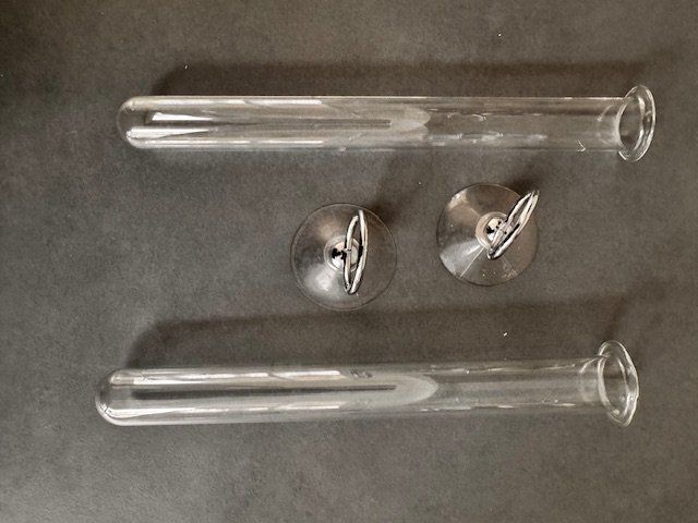 Tutte le decorazioni: 2  Reagenzglas-Vasen mit Saugnapf – Nuovo (secondo la descrizione) da Honau venduto da sainj 3