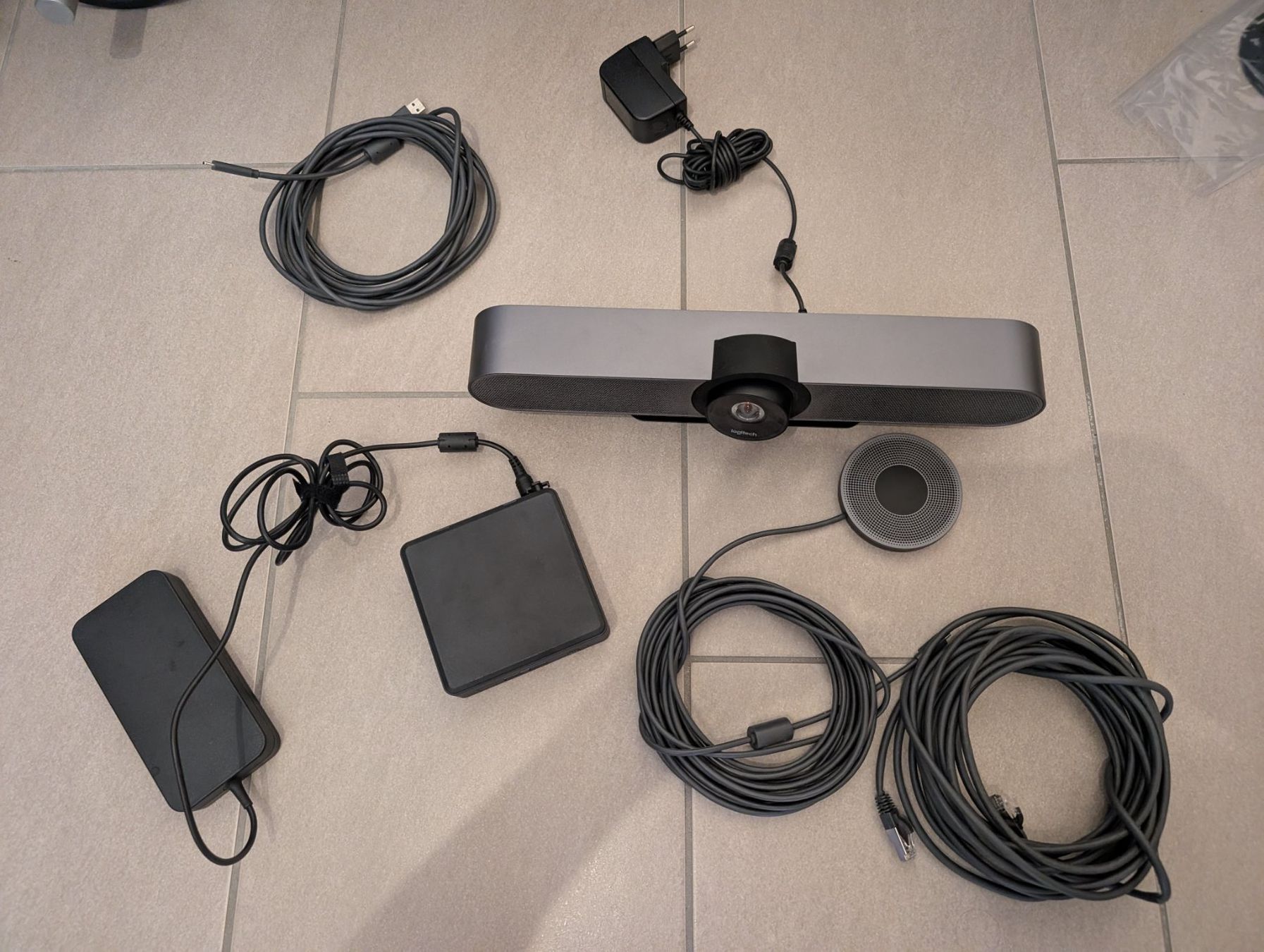 Logitech Webcam: Logitech meetup + intel nuc + table microphone – Usato da Bavois venduto da petitchauve