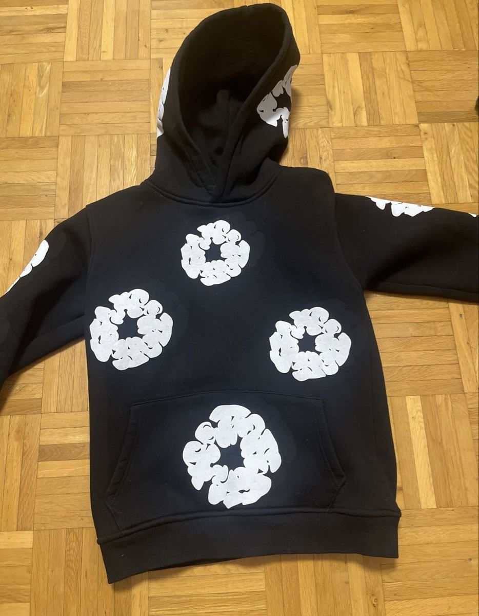 Pullover & Sweatshirts: Schwarzer Blumen Hoodie – Gebraucht aus Wetzikon ZH von eli_kg9j