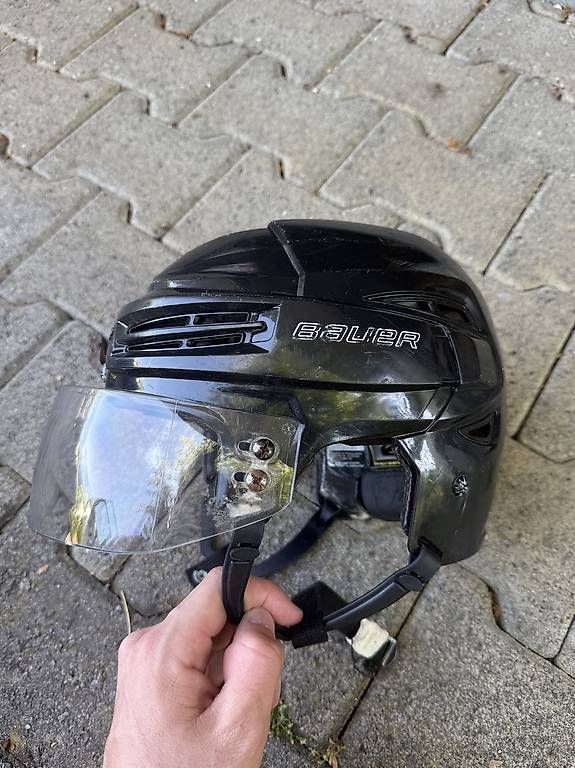 Bauer Caschi: Eishockeyhelm Bauer schwarz mit Visier gebraucht – Usato da Cham venduto da Goodjob8 1