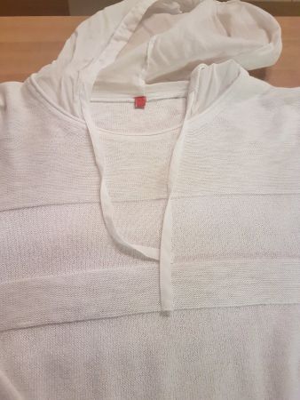 Pull avec capuchon taille M marque Miss Captain