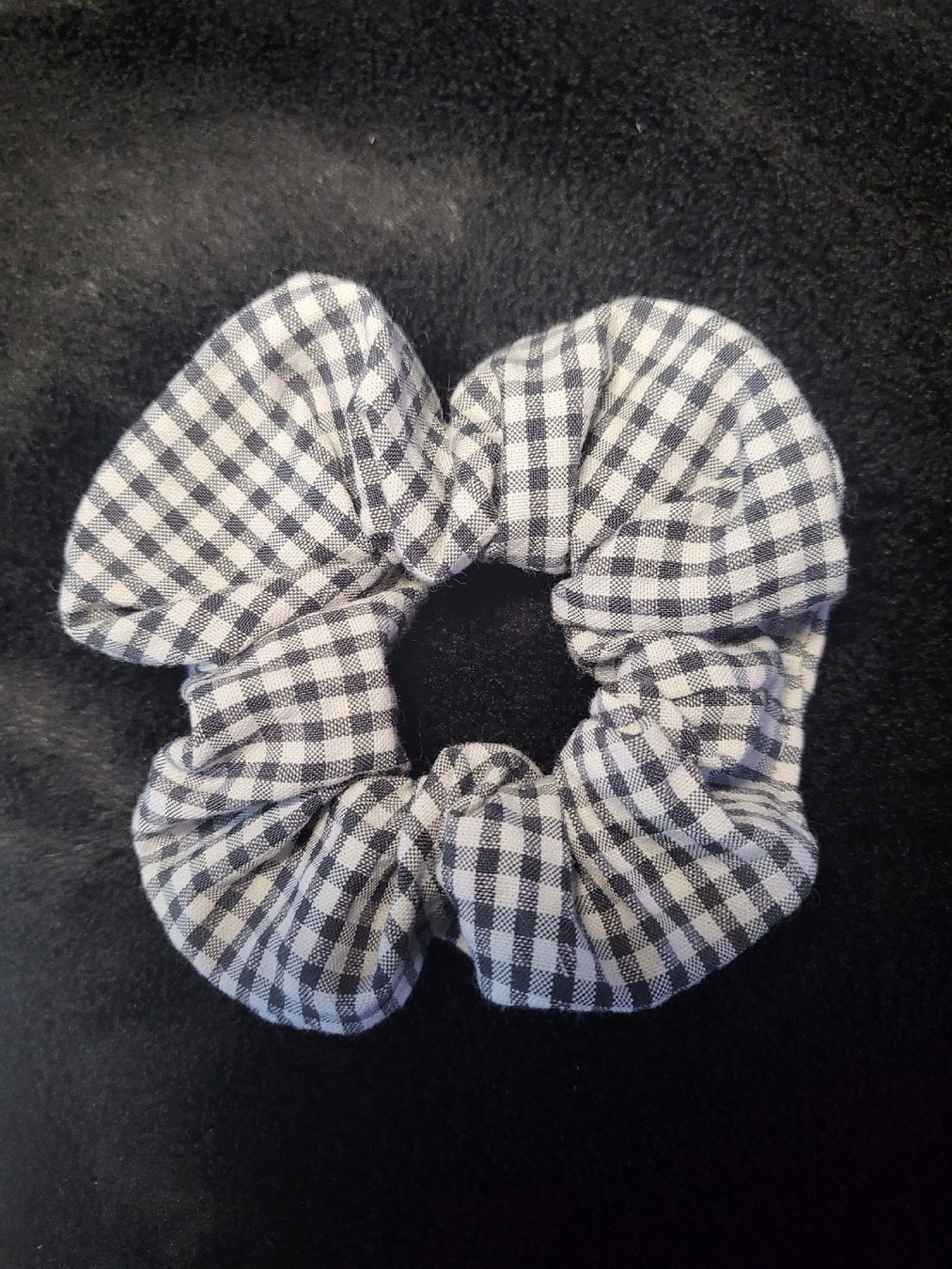 Haarschmuck: Scrunchie / Weiss-Schwarz / Karo / Handgenäht  – Neu und originalverpackt aus Lömmenschwil von S4BR1N4