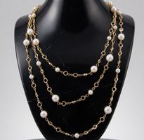 Long collier perles et pierres dorées