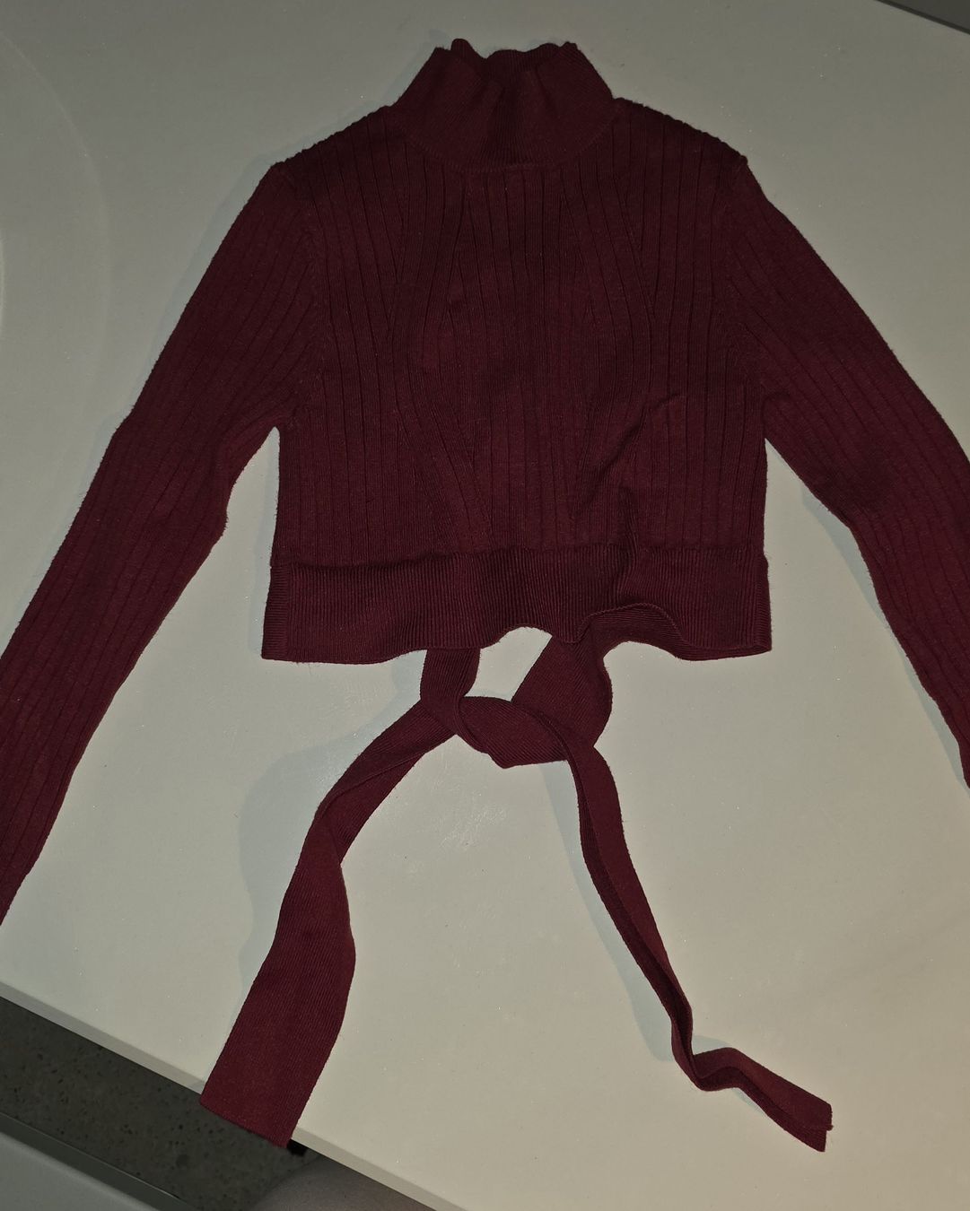 Pullover & Sweatshirts: Burgunderroter Strickpullover mit Bindedetail, Grösse XS – Neu (gemäss Beschreibung) aus Wetzikon ZH von secondhandsfashion