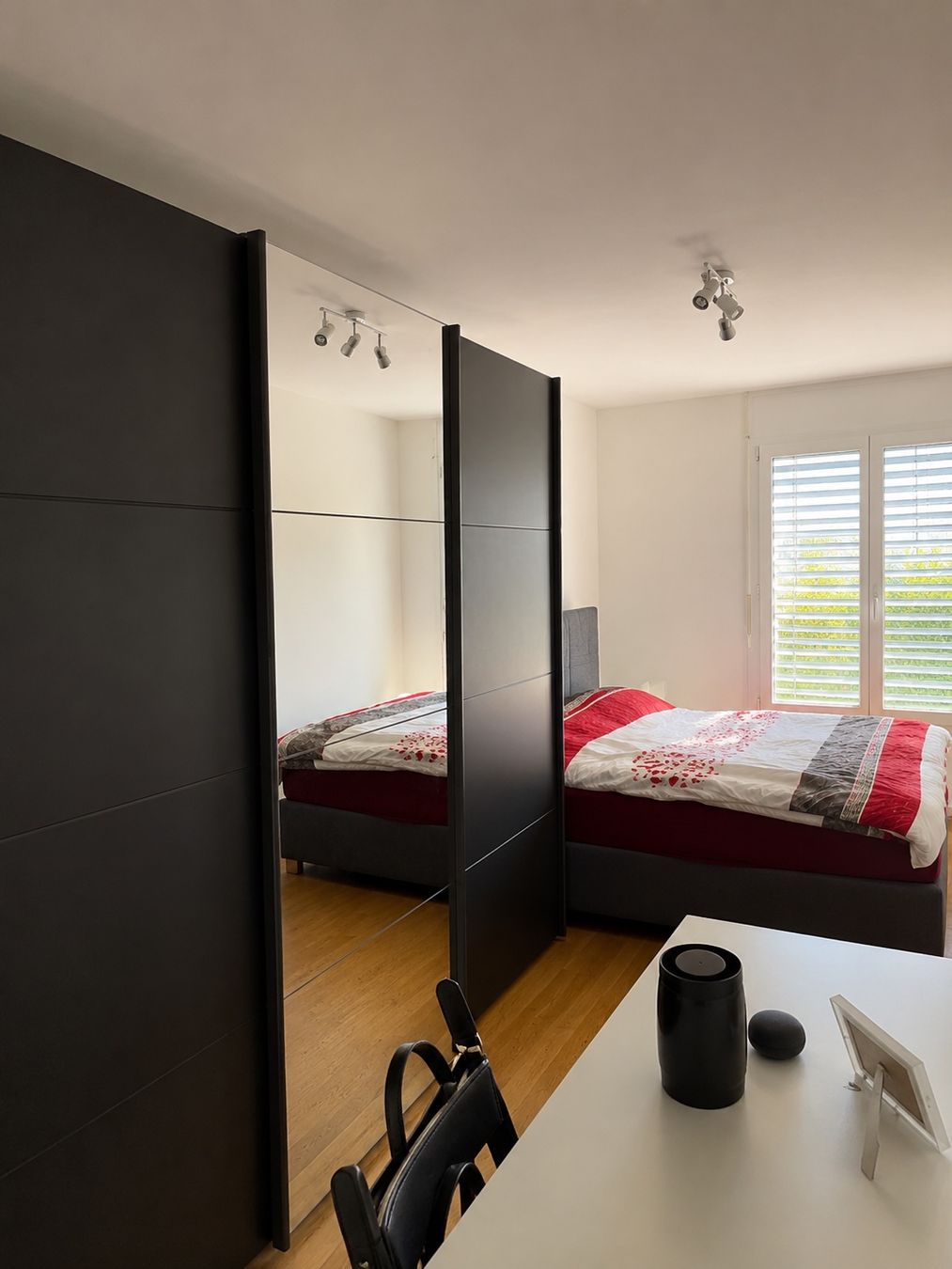 Conforama Armadi: Schwarzer Schrank zu verkaufen – Usato da Jegenstorf venduto da nis_mnd2