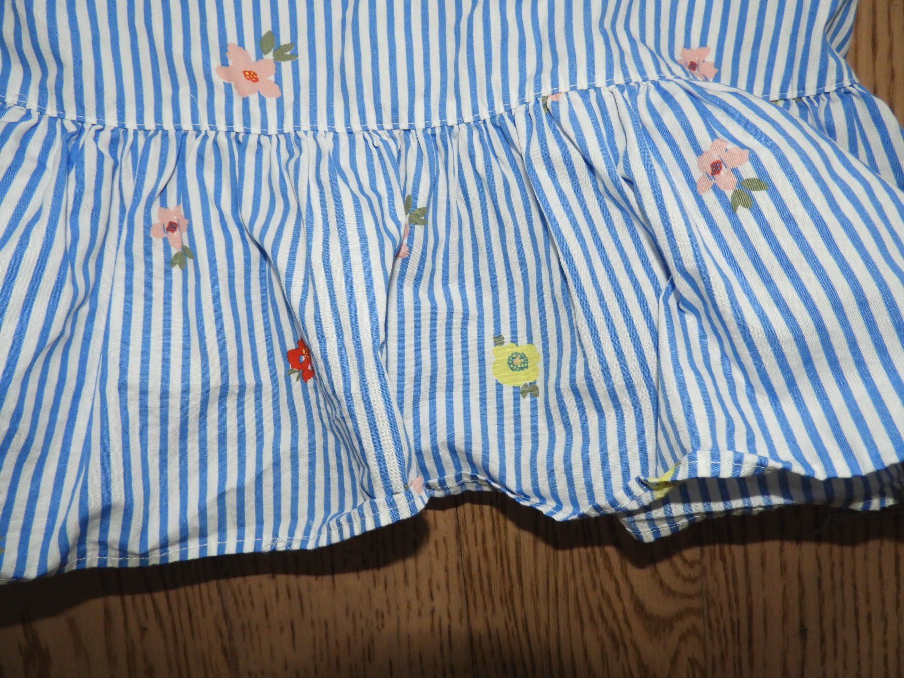 Camicette, T-shirt & Top: Mädchen Bluse gestreift mit Blumenmuster, Grösse 146/152 – Usato da Hergiswil NW venduto da Noema2006 2