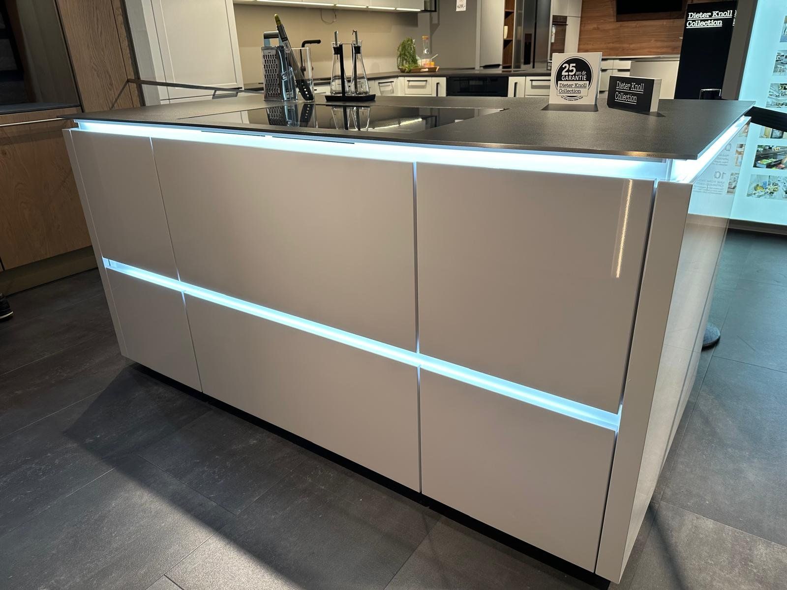 V-Zug Cucine complete: Cuisine Pfister neuve avec îlot central model d'exposition – Nuovo (secondo la descrizione) da Gimel venduto da lui_7szm 2