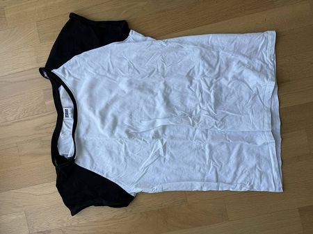 weisses T-Shirt mit schwarzen Ärmel, Gr. L