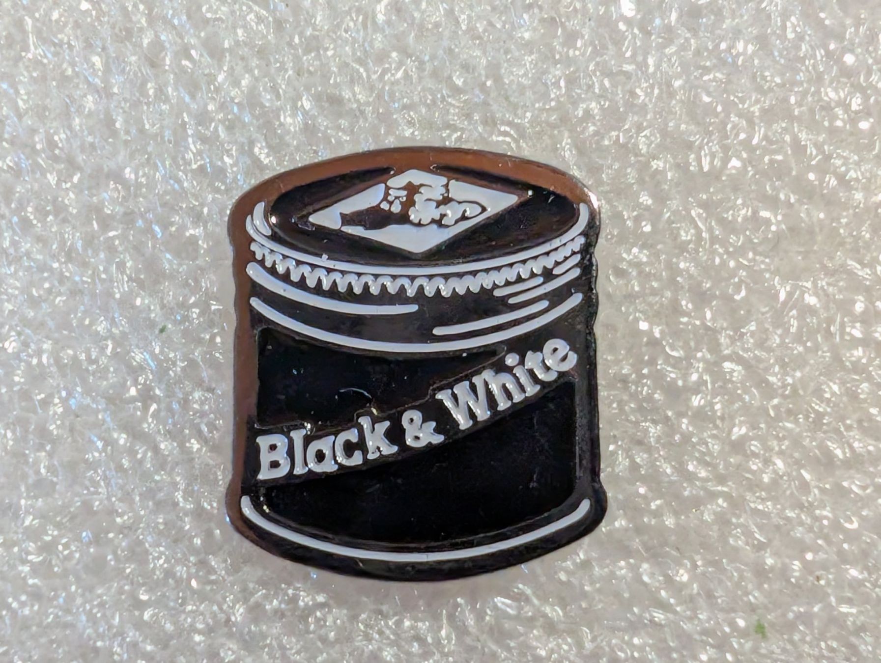 Plaketten & Abzeichen: Ansteckpin 280: Black & white – Gebraucht aus Oppligen von Pin-Fall-Shop