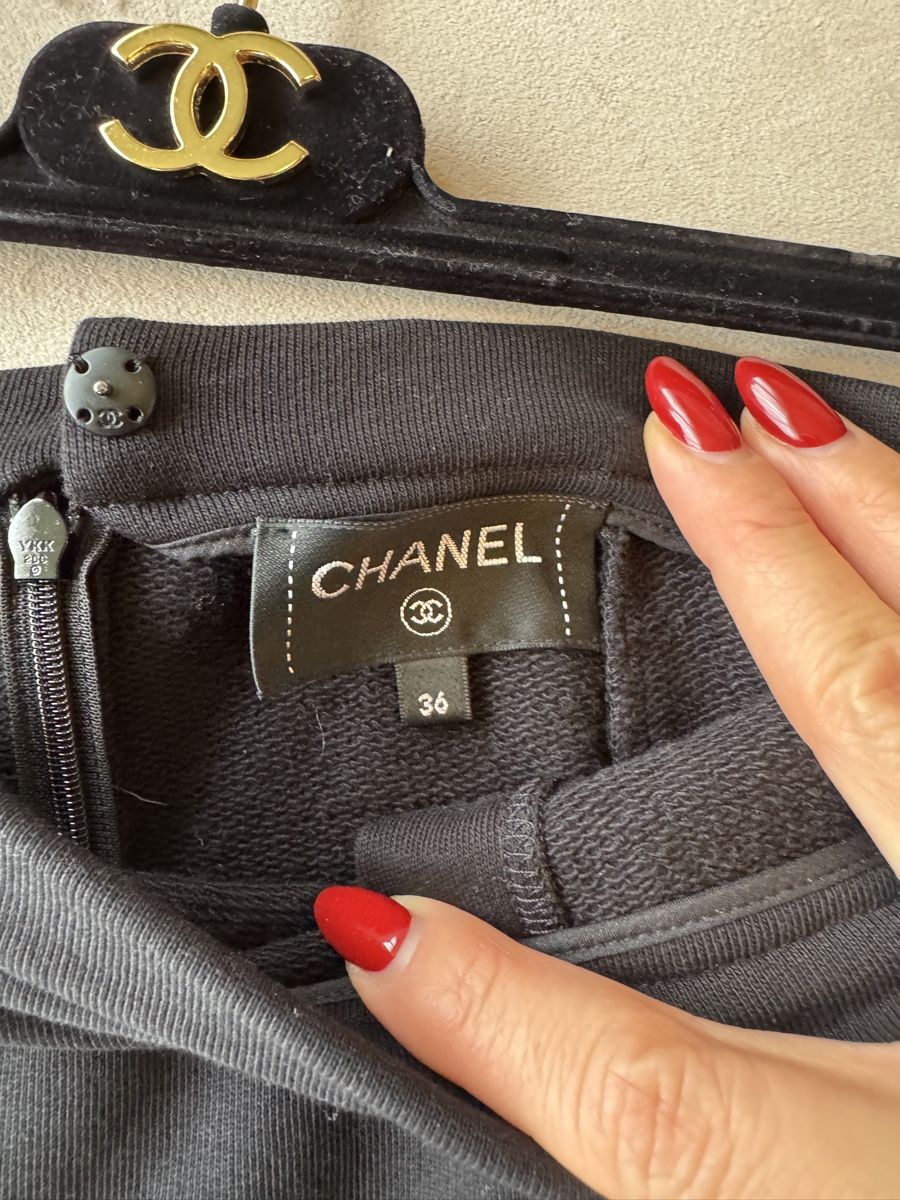 Chanel Gonne: Original Chanel Rock, Gr. XS, Schwarz - Einzigartiges Design – Nuovo (secondo la descrizione) da Baar venduto da TheArchive 8