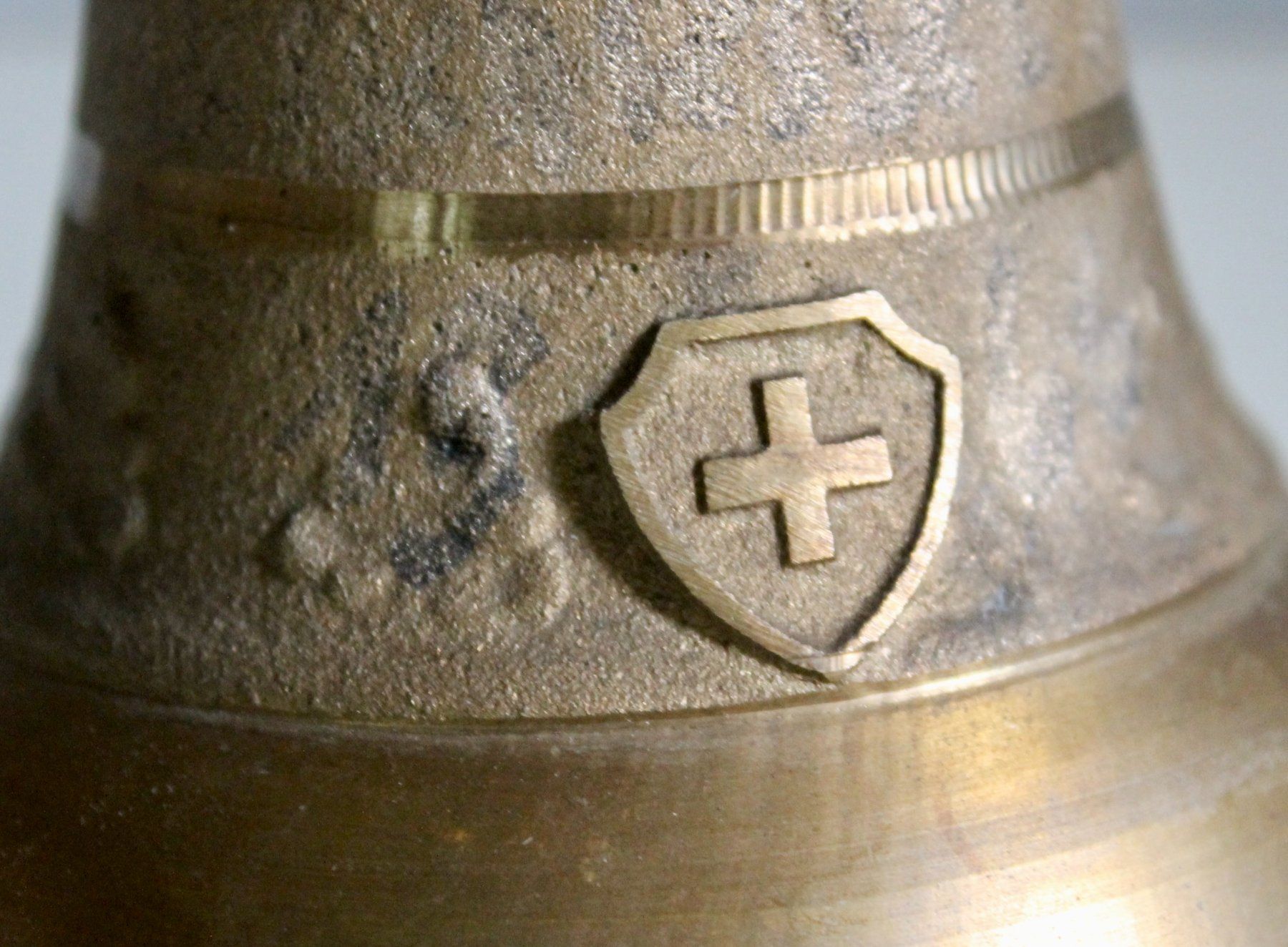 Campanacci mucche: SCHÖNE MESSING-GLOCKE MIT SCHWEIZER-KREUZ – Usato da Kirchlindach venduto da hekilida 3