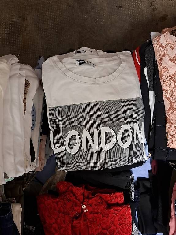 Lots de vêtements: Damen T-Shirts 30 Stück – D'occasion à Münchenstein par Salvis_68 2