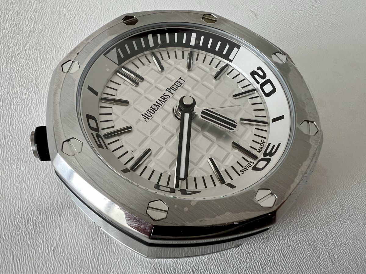 Sveglie: Audemars Piguet Royal Oak Offshore Table Clock 2016, SRP3500 – Nuovo e nell'imballaggio originale da Le Mont-sur-Lausanne venduto da LycaGallery 3