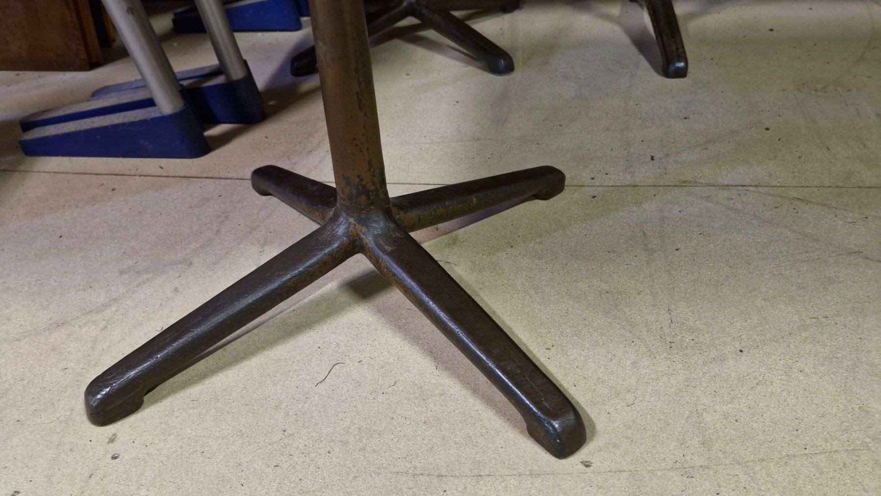 Horgen Glarus Tische: Tisch mit Horgen Glarus Füssen Gusseisen – Gebraucht aus Dorf von Zur-Lingg 2