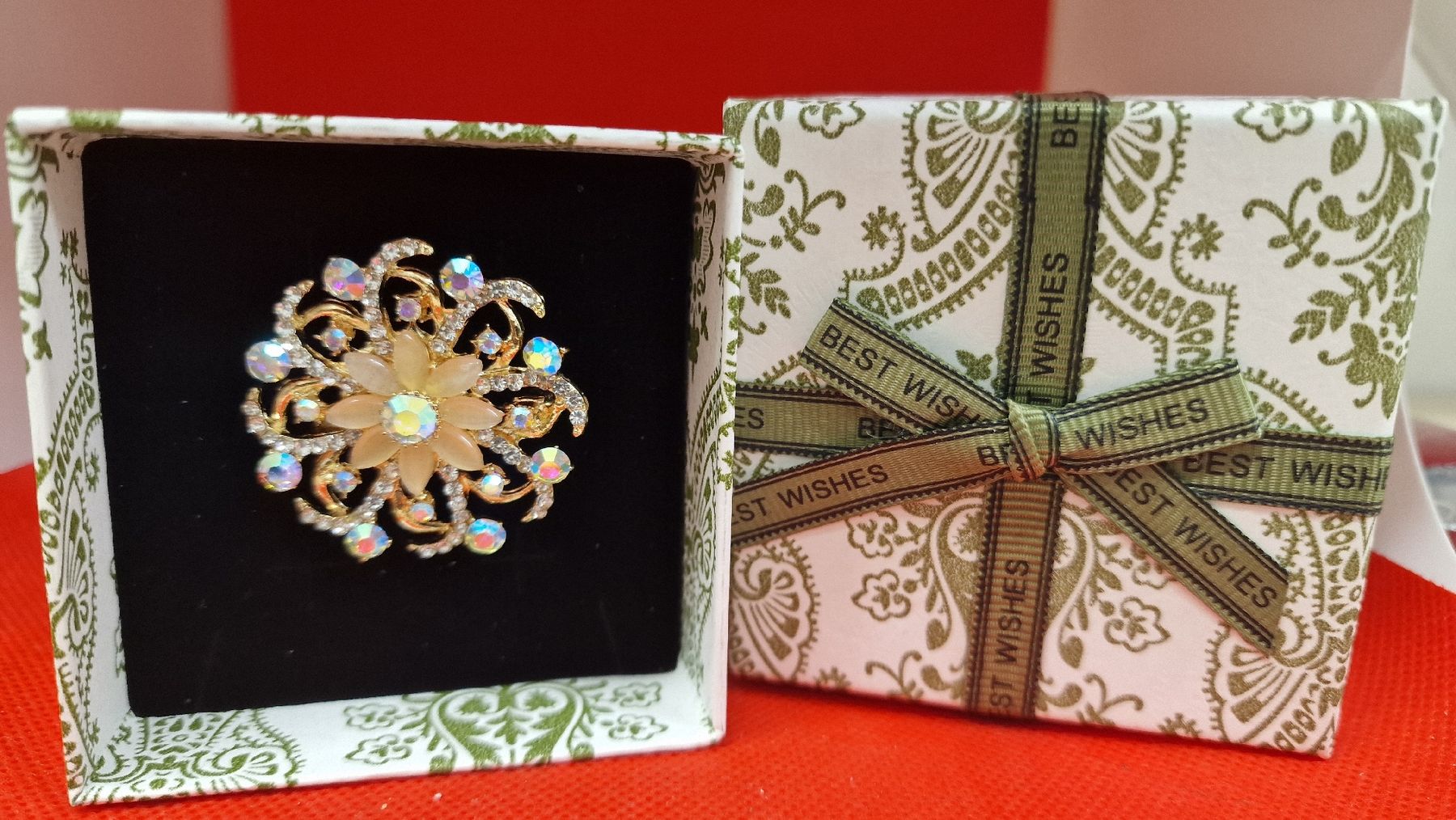 Broches & Aiguilles: Brosche mit Steinen und Geschenkbox neu – Neuf (Voir description) à Herisau par Antiques.AR