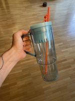 Grosser Becher mit Stiel & Strohhalm. Perfekt für den Sommer