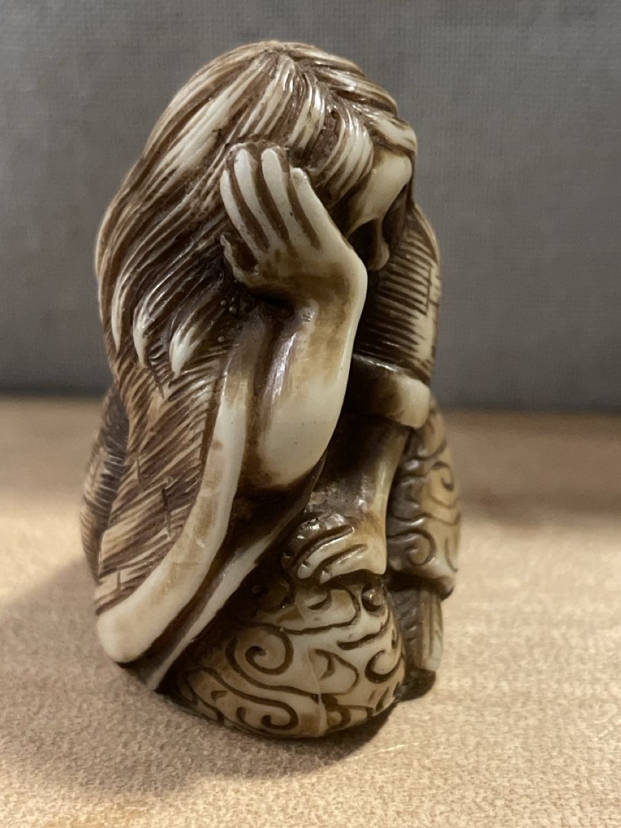 Statuette: Netsuke, sitzende, nachdenkliche Frau – Usato da Embrach venduto da Gauvain1 2