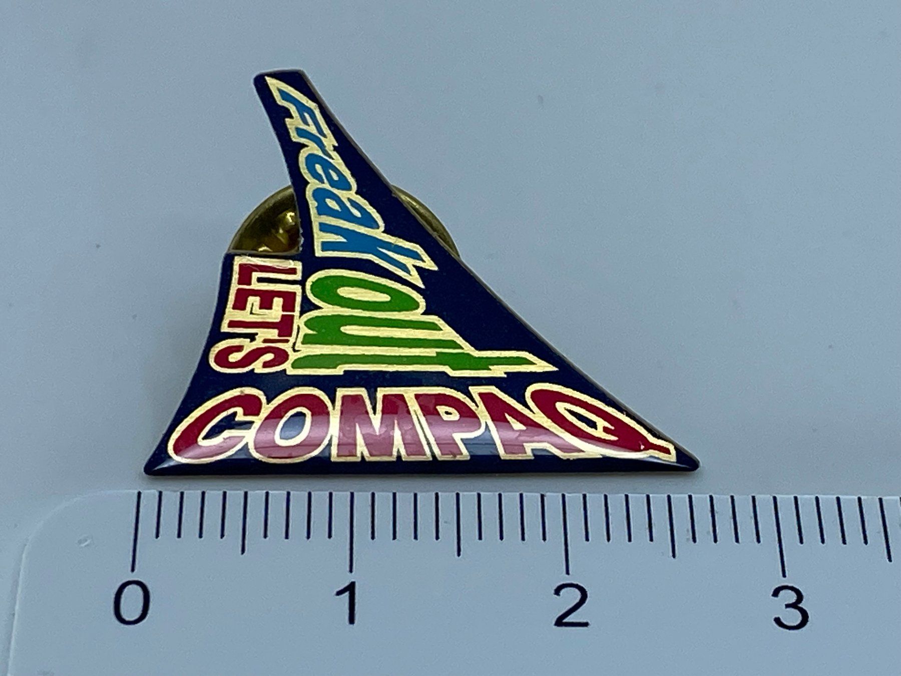 Placchette & Badge: Vintage PIN Lets Freak out Compaq - seltener Computer PIN – Nuovo e nell'imballaggio originale da Langwiesen venduto da Restposten-24
