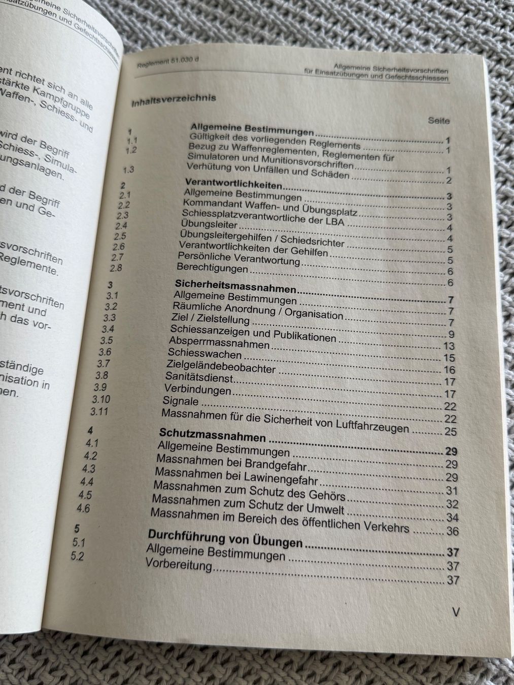Bücher: 4 Reglemente: Trefferanzeigen/Gefechtsschiessen - CH Armee – Gebraucht aus Brütten von Hst1 8