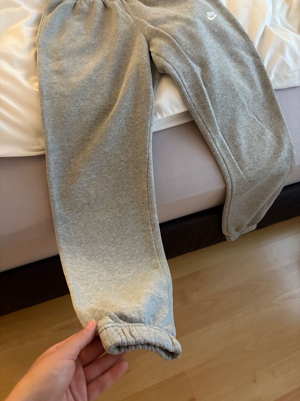 Nike Pantalons: Graue Nike Trainerhosen – D'occasion à Rheinfelden par deborahbtl 1