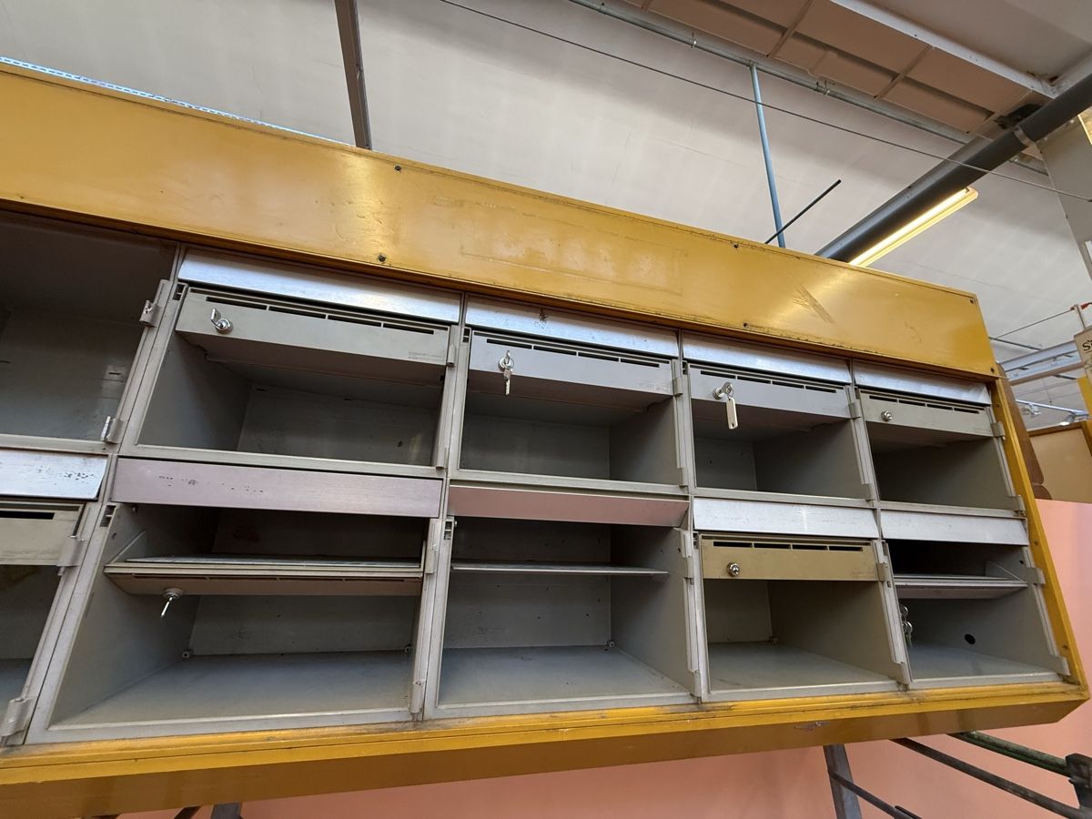 Scaffali: Fachregal aluminium ehem. briefkasten – Usato da Fulenbach venduto da Annie.s_Mid_Century 3